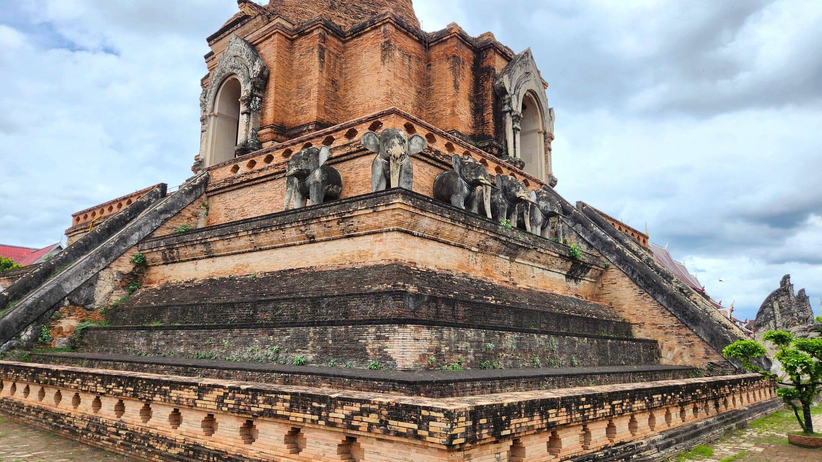 Wat Chedi Luang in Chiang-Mai, Thailand